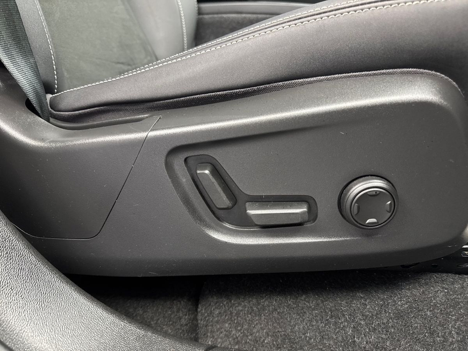 2023 Volvo XC40 - image 25