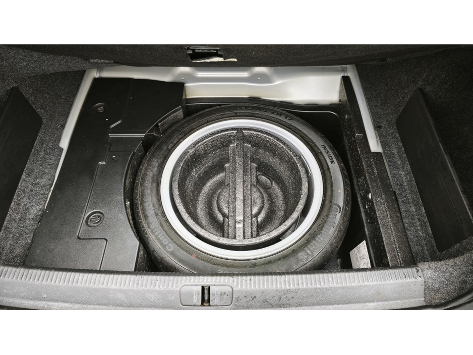 2010 Volkswagen Passat - image 16