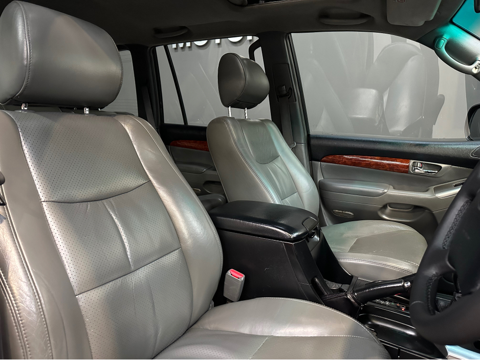 2004 Toyota Landcruiser - image 17