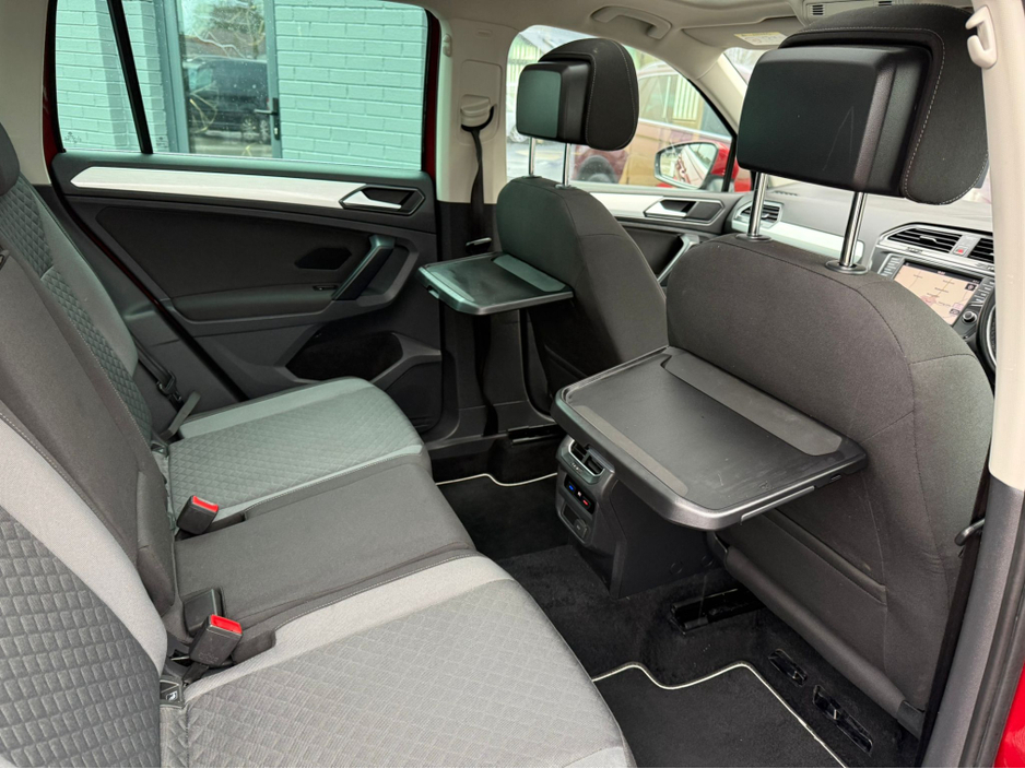 2017 Volkswagen Tiguan - image 24
