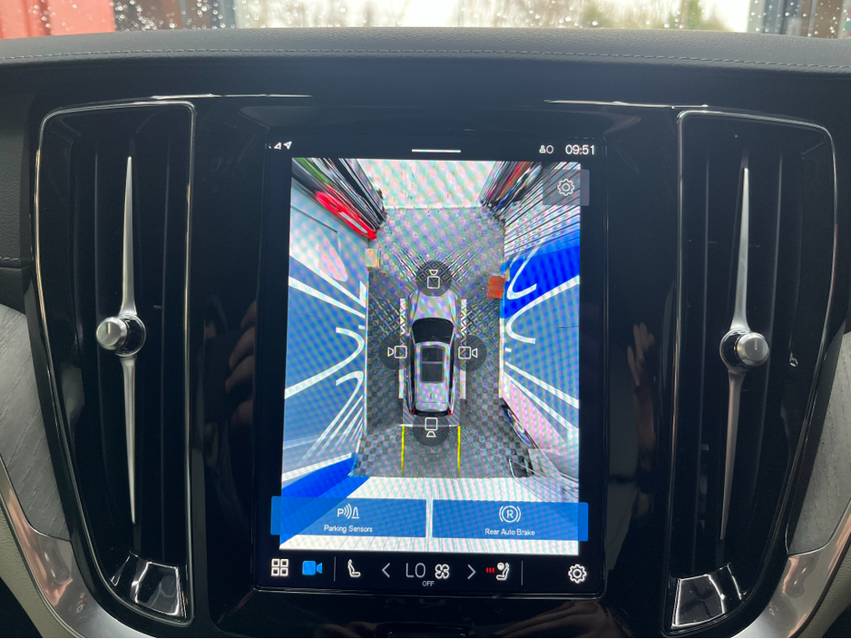 2024 Volvo V60 - image 25