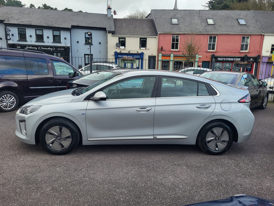 2020 Hyundai Ioniq - image 3