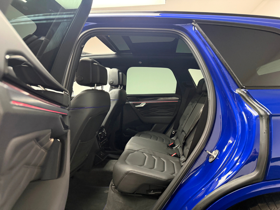 2025 Volkswagen Touareg - image 16