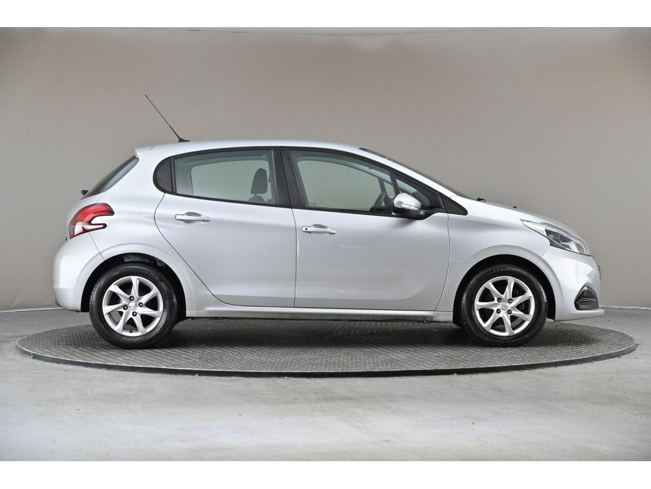 2015 Peugeot 208 - image 11