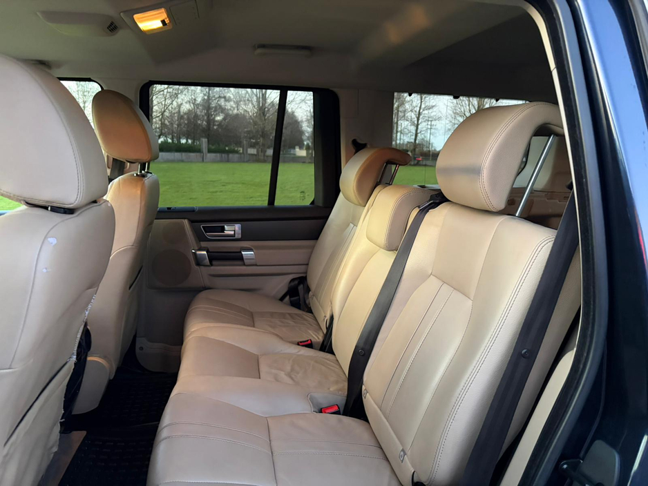 2016 Land Rover Discovery - image 10