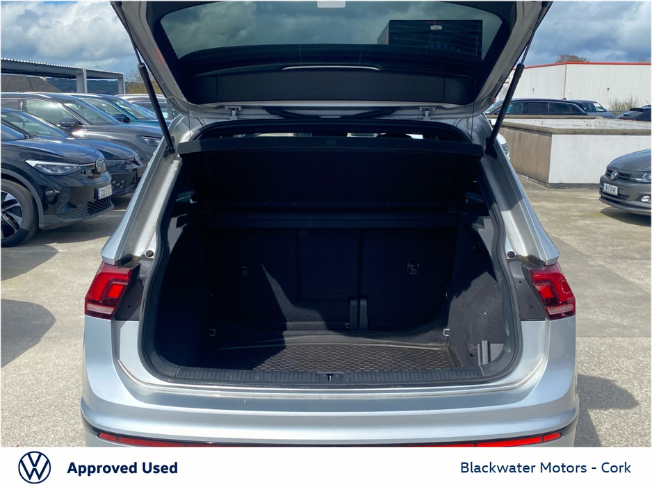 2023 Volkswagen Tiguan - image 10