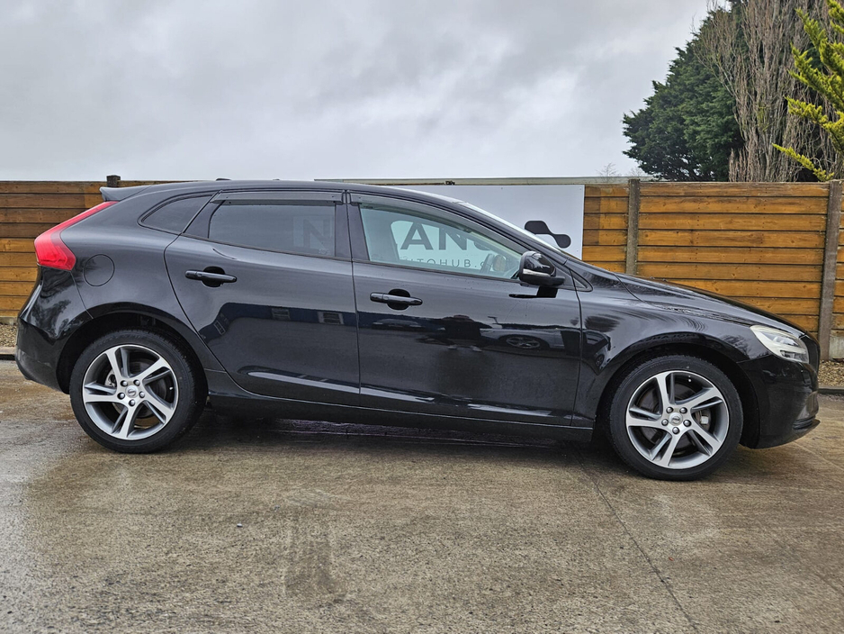 2016 Volvo V40 - image 4