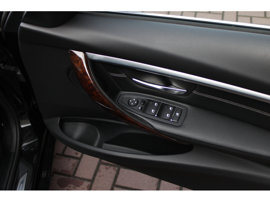 2018 BMW 3 Series - image 10