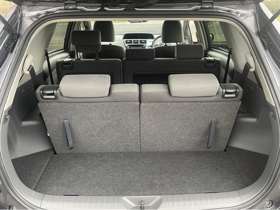 2014 Toyota Prius Alpha - image 9