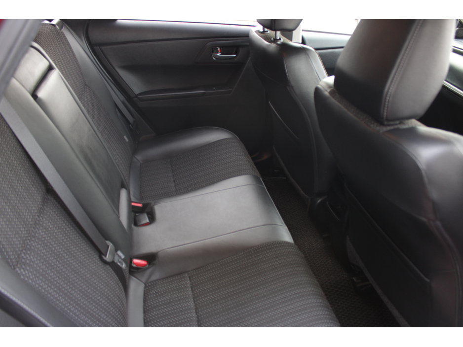 2017 Toyota Auris - image 16