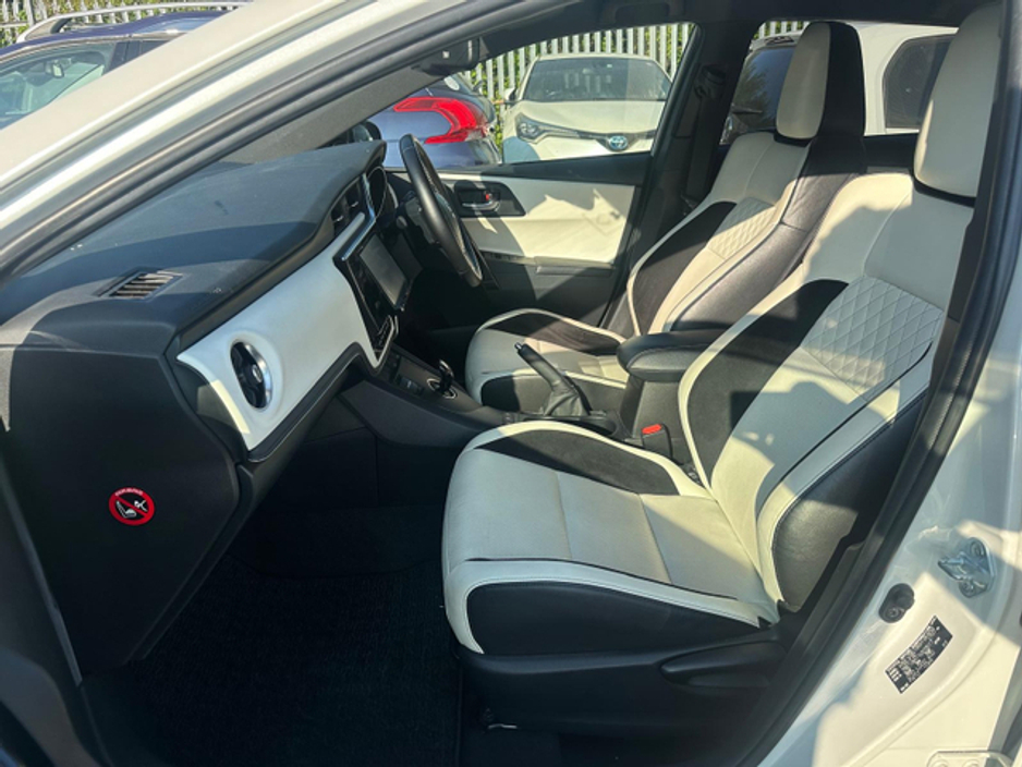 2016 Toyota Auris - image 14