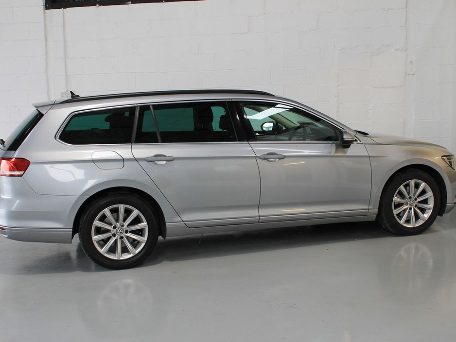 2019 Volkswagen Passat - image 5