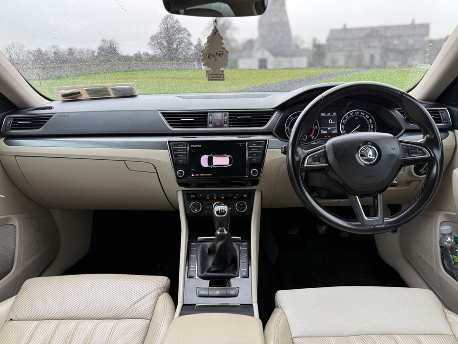 2017 Skoda Superb - image 8