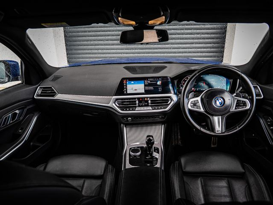 2022 BMW 3 Series - image 9