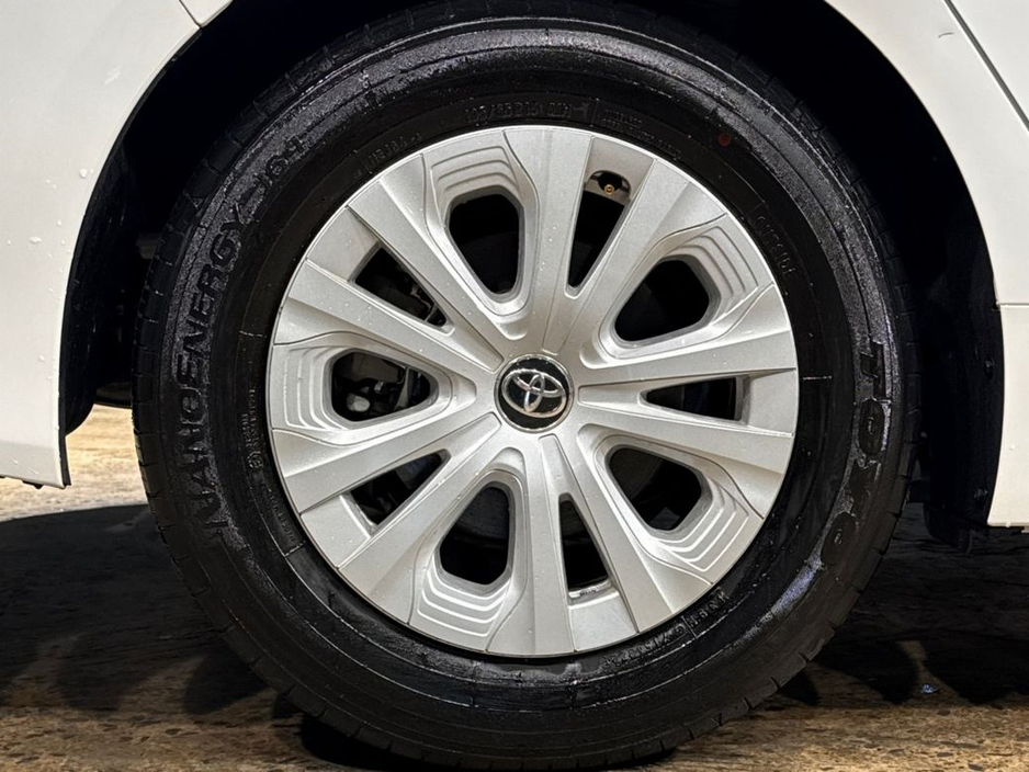 2022 Toyota Prius - image 10