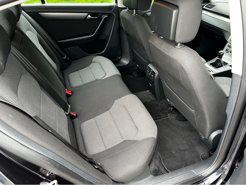 2013 Volkswagen Passat - image 8