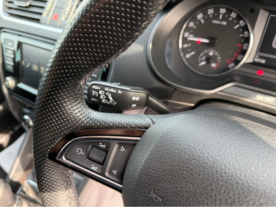 2016 Skoda Octavia - image 25