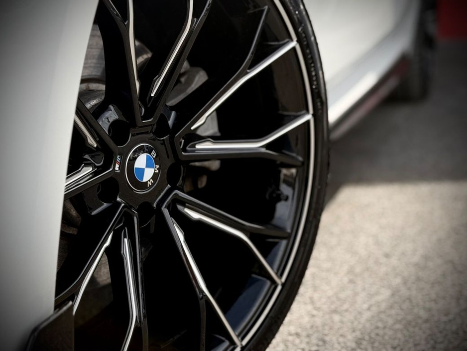 2025 BMW 3 Series - image 24