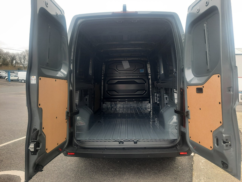 2026 Nissan Interstar - image 14