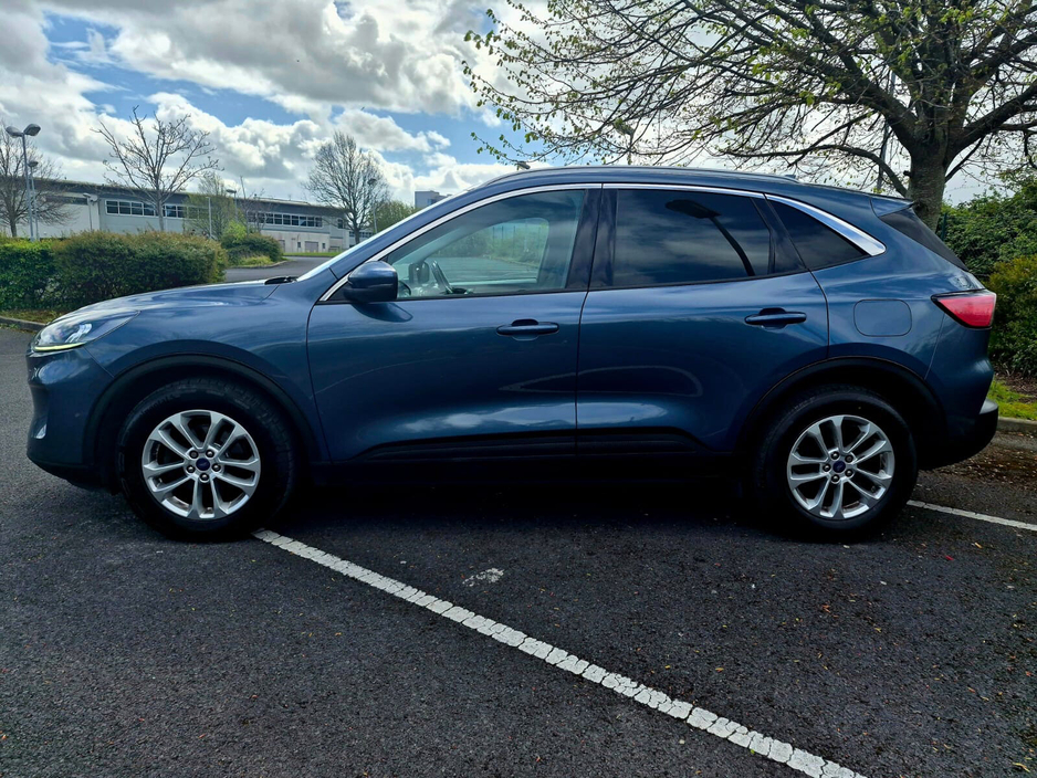 2022 Ford Kuga - image 9