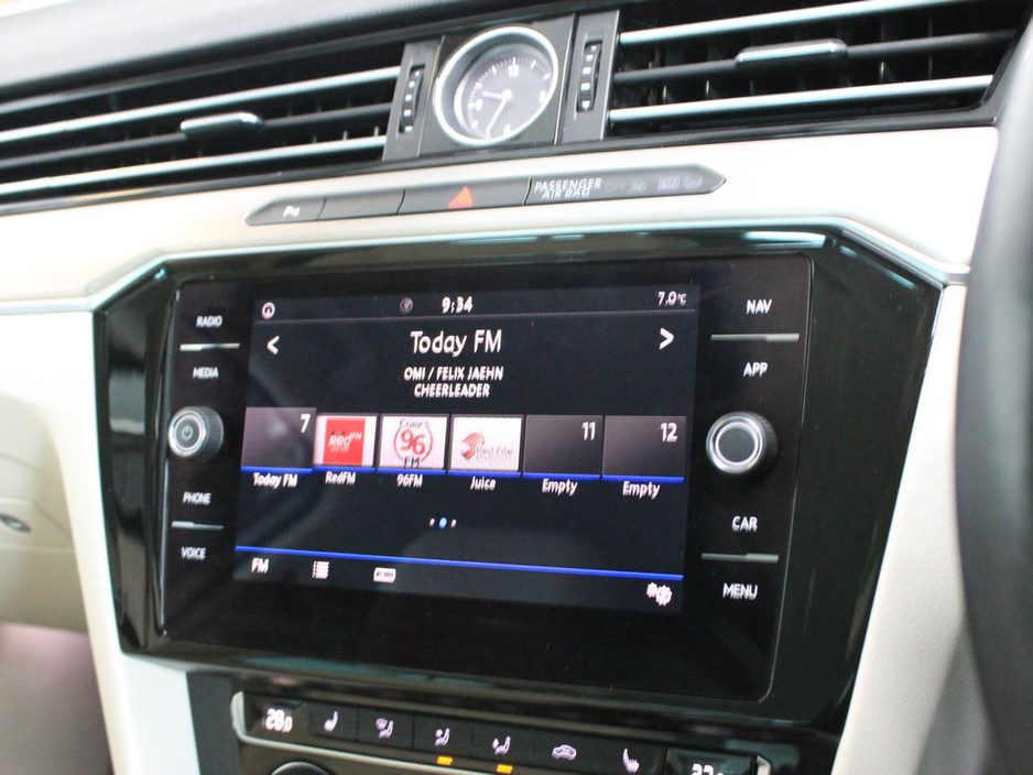 2018 Volkswagen Passat - image 17