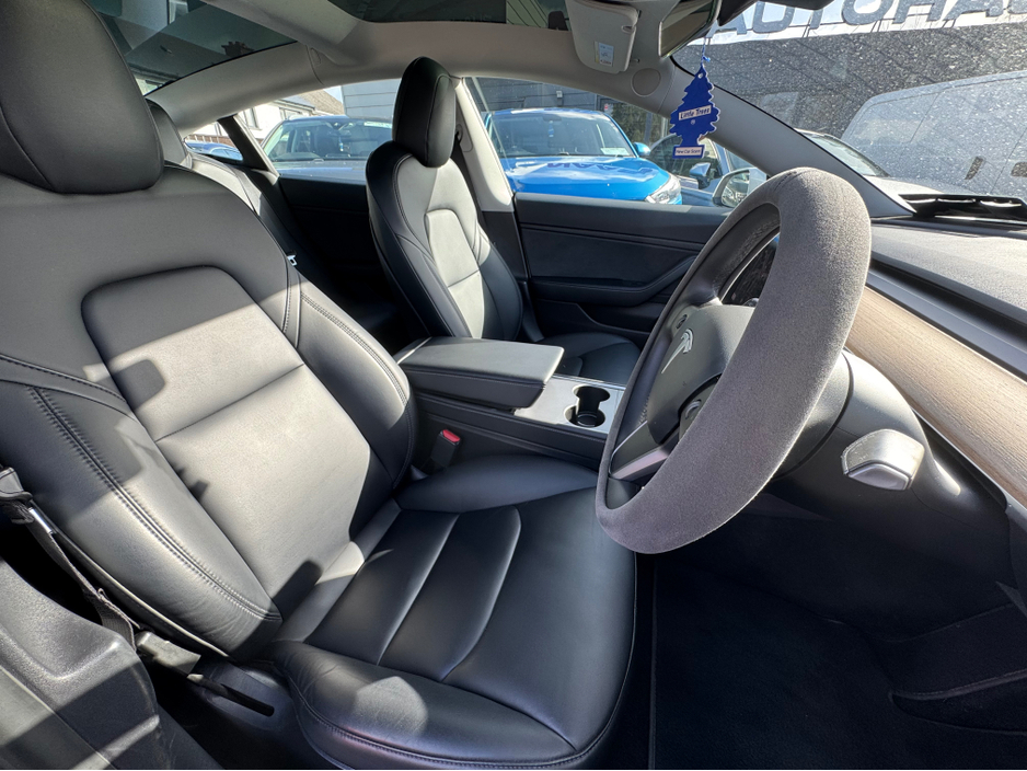 2020 Tesla Model 3 - image 8