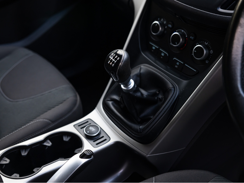 2015 Ford Kuga ZETEC 2.0 TDCI 120PS FWD 4 4DR €11,950