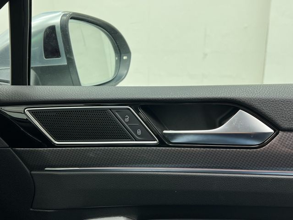 2020 Volkswagen Passat - image 33