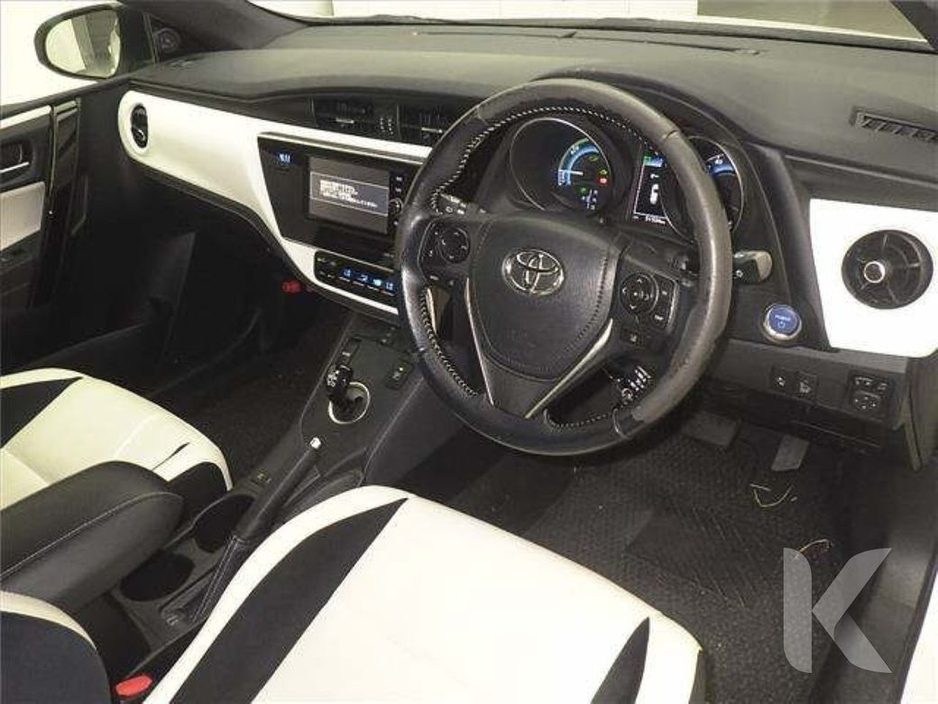2017 Toyota Auris G PACKAGE - WHITE & BLACK LEATHER - UPGRADED ALLOYS - TOYOTA SAFETY SENSE - CRUISE CONTROL - REVERSE CAMERA €15,950