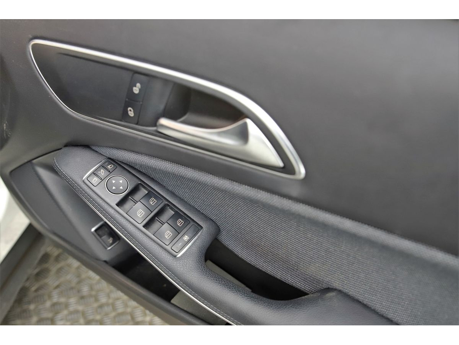 2019 Mercedes-Benz GLA Class GLA 180 *HALF LEATHER*REVERSE CAM*PARK SENSORS* €25,890