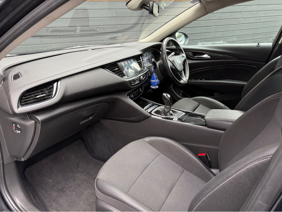 2018 Opel Insignia - image 10