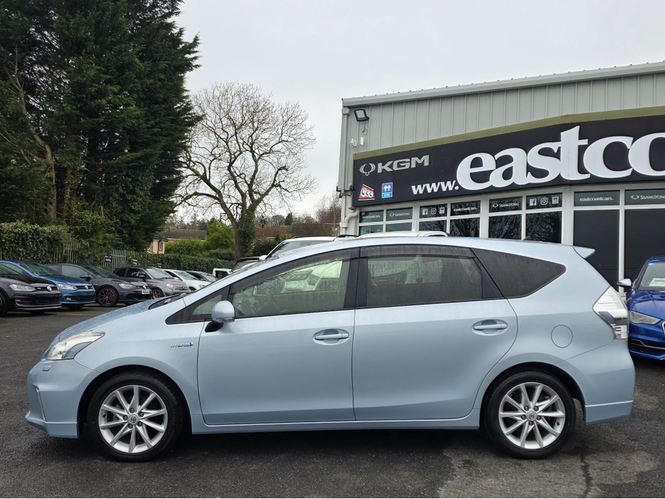 2013 Toyota Prius Alpha - image 13