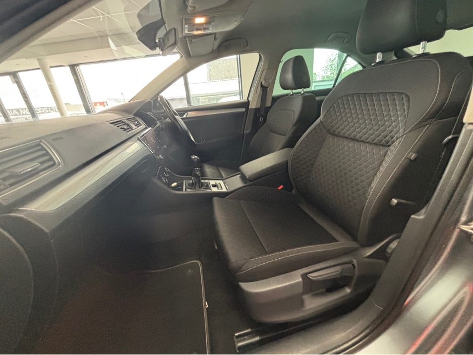 2020 Skoda Superb - image 10