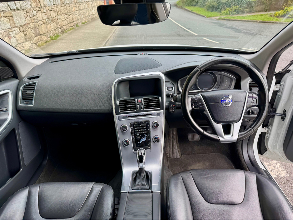 2017 Volvo XC60 - image 18