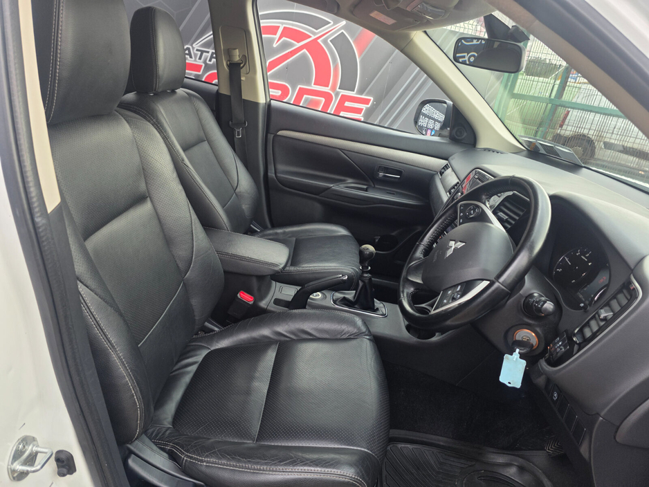 2014 Mitsubishi Outlander - image 9