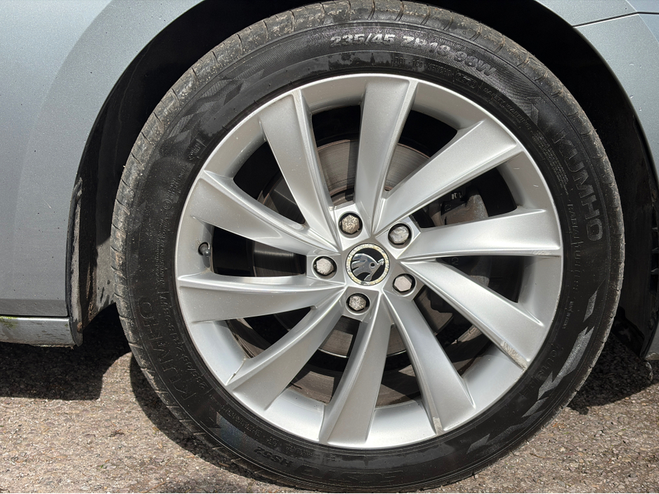 2016 Skoda Superb - image 9