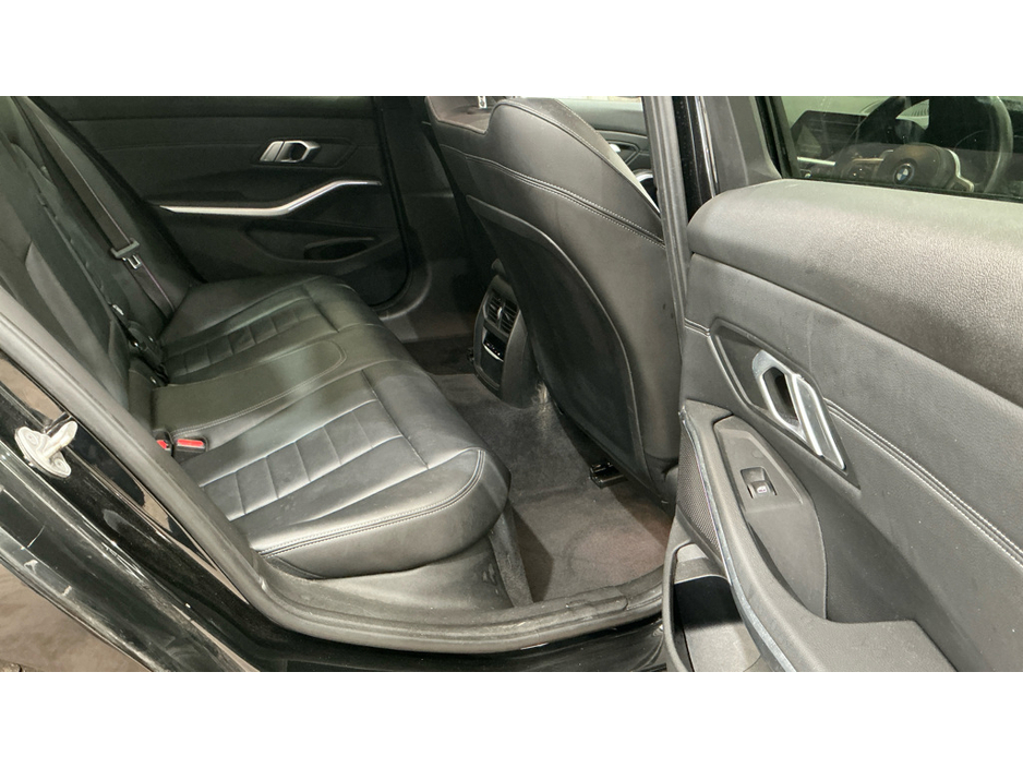 2022 BMW 3 Series - image 4