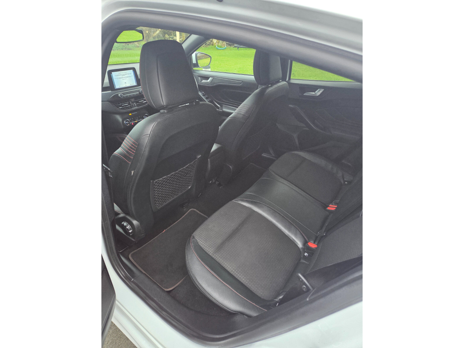 2019 Ford Focus - image 10