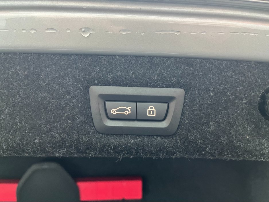 2017 BMW 5 Series - image 9