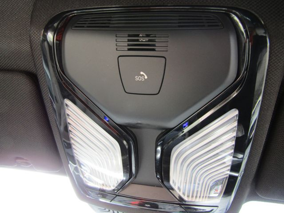 2018 BMW 5 Series - image 42