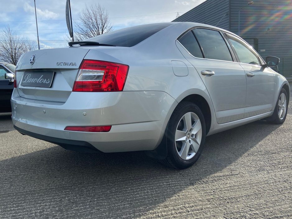 2015 Skoda Octavia - image 2