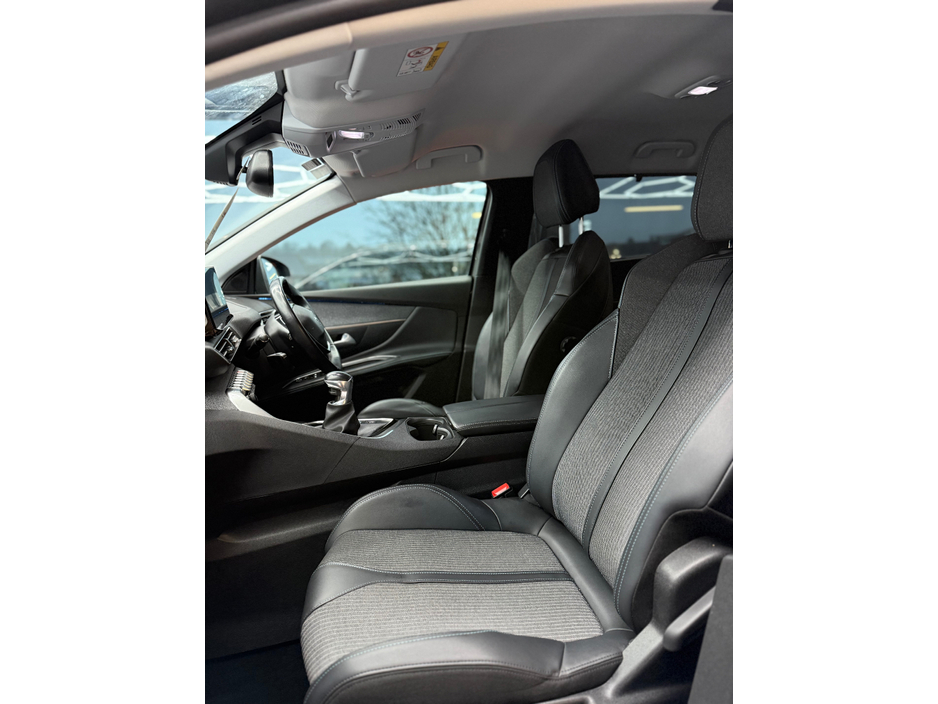 2022 Peugeot 5008 - image 9