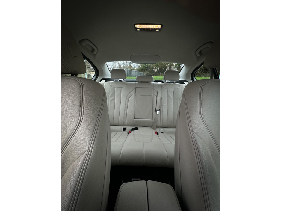 2018 BMW 5 Series - image 2