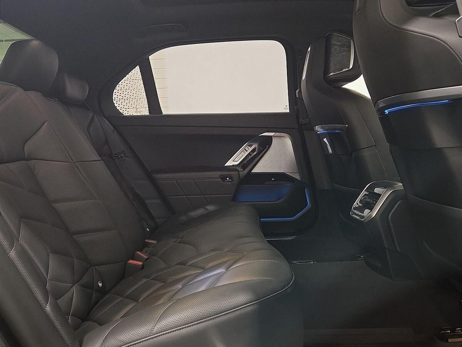 2024 BMW i7 - image 21