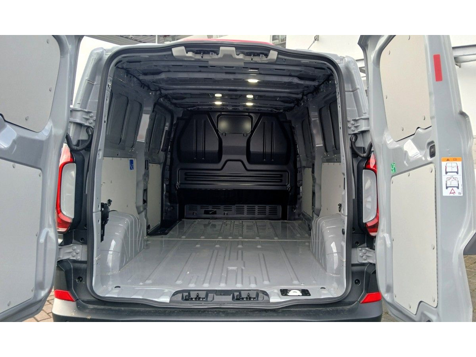 2025 Volkswagen Transporter - image 7