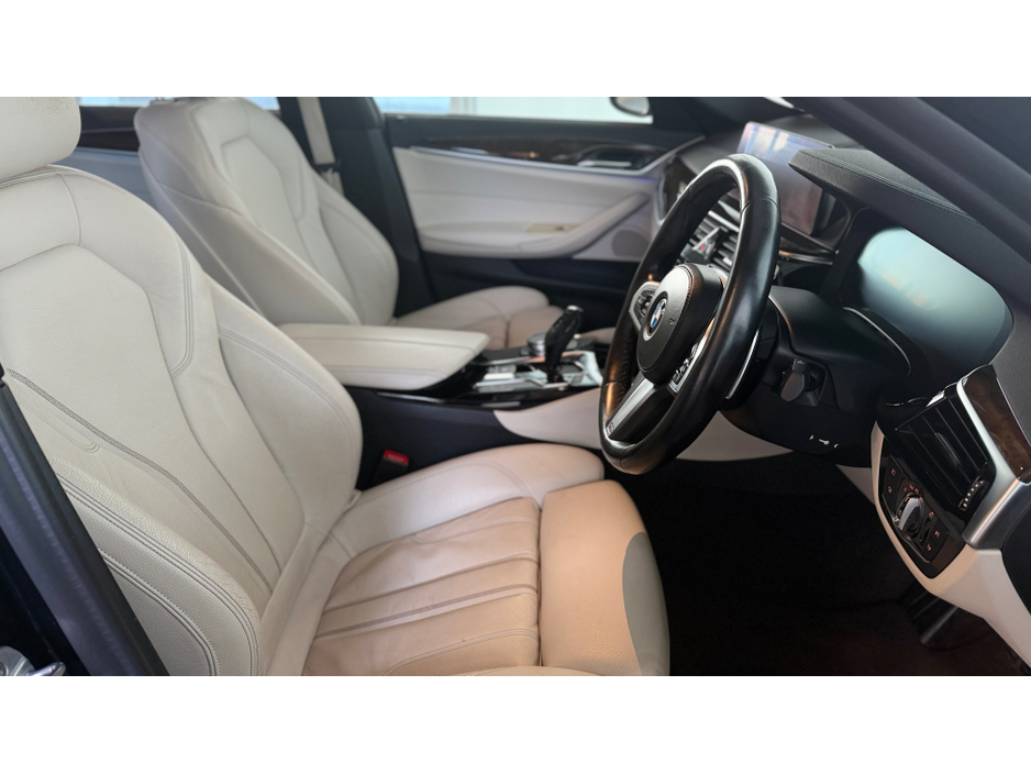 2019 BMW 5 Series - image 4