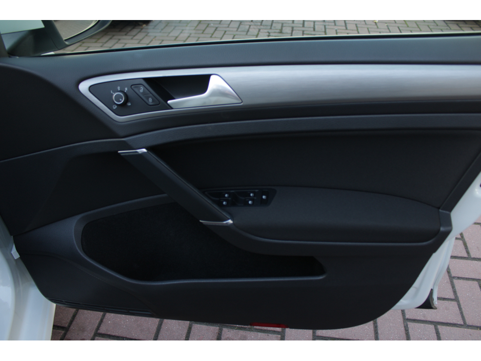 2016 Volkswagen Golf - image 10