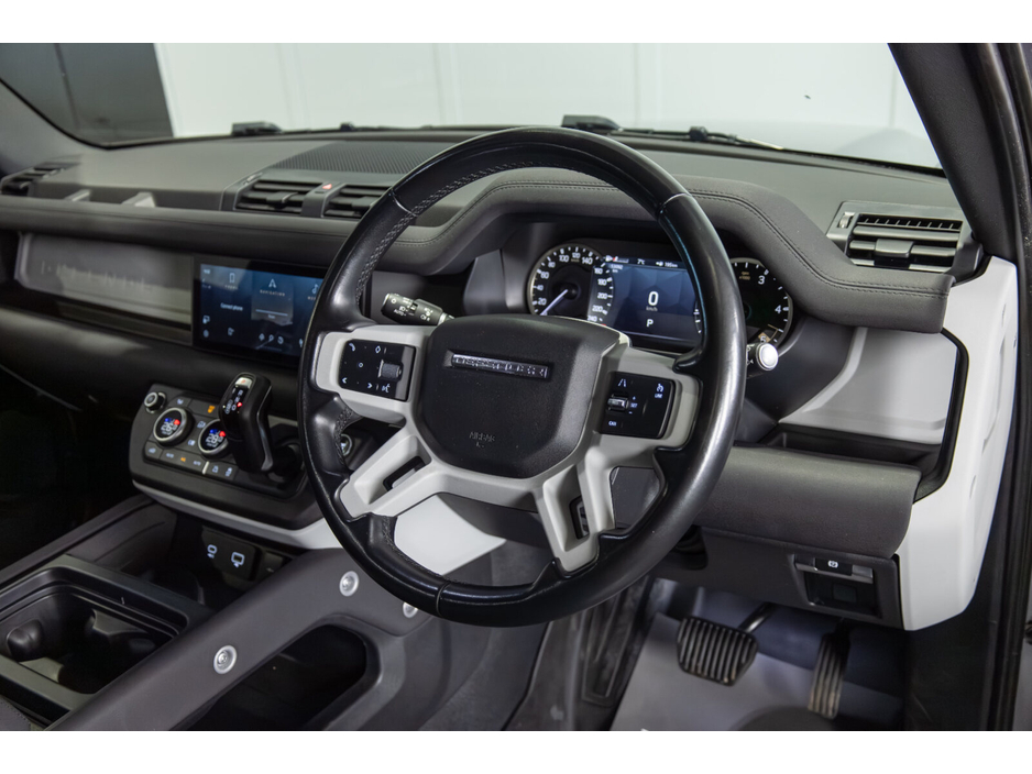 2022 Land Rover Defender - image 9