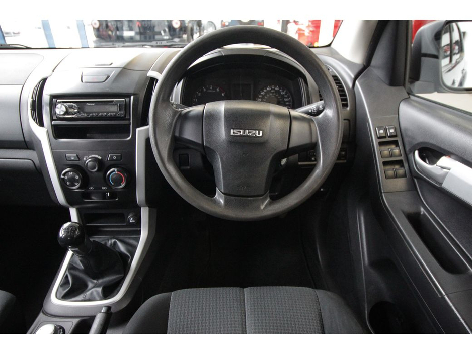 2017 Isuzu D-MAX - image 15