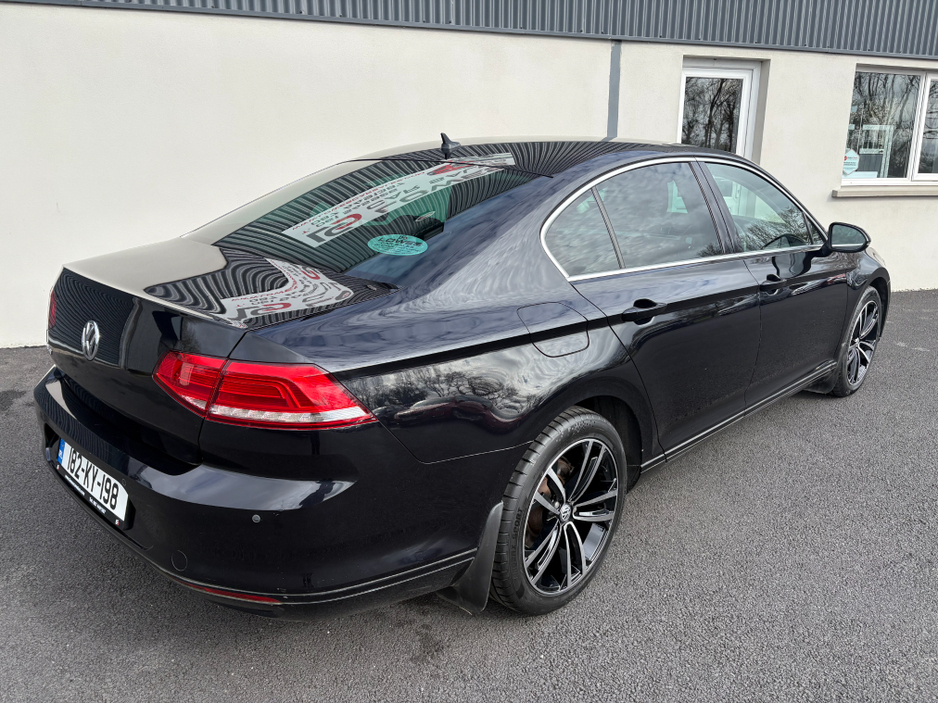 2018 Volkswagen Passat - image 4